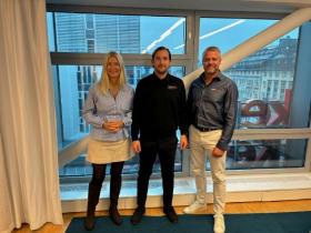 Mählqvist Rörs Martin Nilsson (mitten) flankerade av Comfortgruppens finanschef Petra Freimark Thell och tillfördnade koncernchef Richard Pihl. Foto: Comfort Mählqvist Rörs Martin Nilsson (mitten) flankerad av Comfortgruppens finanschef Petra Freimark Thell och tillfördnade koncernchef Richard Pihl. Foto: Comfort