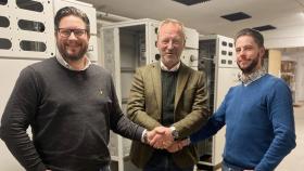 Elektrofabrikens vd och grundare Marthin Karlsson, Hager Elektros vd Leif Hallén och Elektrofabrikens grundare och produktionschef Mathias Karlsson. Foto: Hager Elektrofabrikens vd och grundare Marthin Karlsson, Hager Elektros vd Leif Hallén och Elektrofabrikens grundare och produktionschef Mathias Karlsson. Foto: Hager