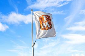 Flagga med JM:s logotyp. Foto: Sara Brehmer