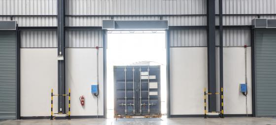 Container lastas från en logistikanläggning. Foto: Colourbox