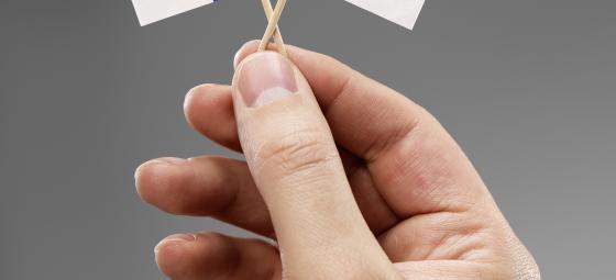 Två finska flaggor i en hand. Foto: Colourbox Två finska flaggor i en hand. Foto: Colourbox