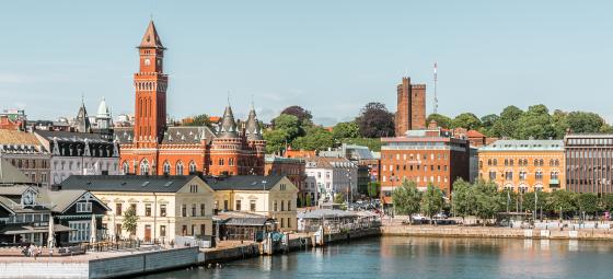 Helsingborgs hamn med stadshuset och tornet Kärnan i bakgrunden. Foto: Colourbox