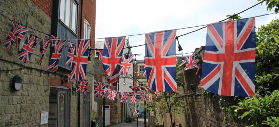 Brittiska flaggor i byn Shaftesbury i England. Foto: Colourbox