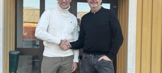 Regionchefen för Nimlas El, Lars Larsen (t v) och Tjädermos Els grundare och vd Fredrik Tjädermo. Foto: Nimlas