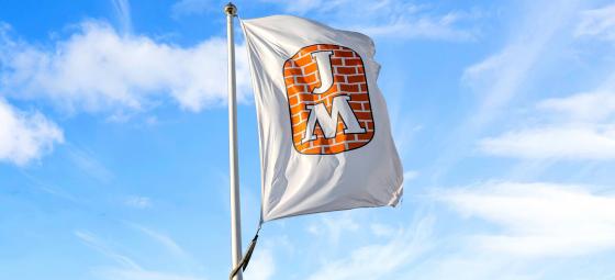 Flagga med JM:s logotyp. Foto: Sara Brehmer