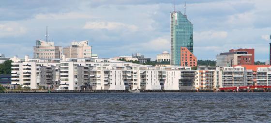 Västerås skyline, sedd från Mälaren, med bland annat landmärket Skrapan. Foto: www.fotoakuten.se