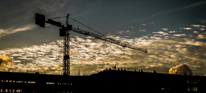 Byggarbete med lyftkran. Foto: Colourbox