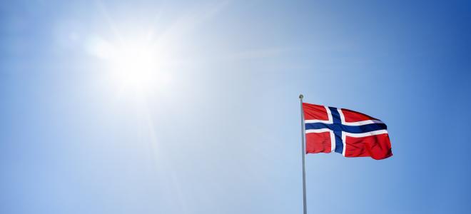 Norska flagga mot blå himmel. Foto: Colourbox