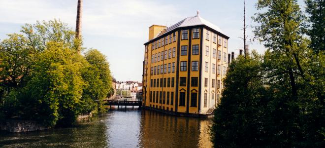 Centrala Norrköping med en av de mest kända gamla industribyggnaderna från textileran i Motala ström. Foto: Colourbox