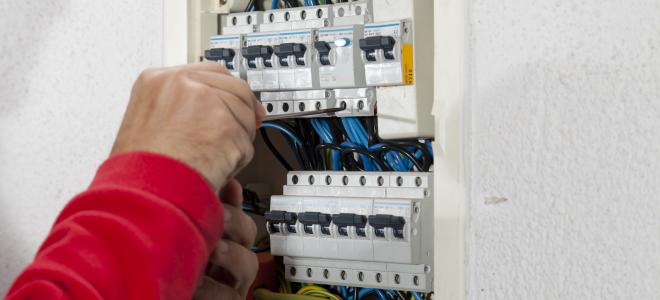 Genrebild elektriker i skåparbete. Foto: Colourbox