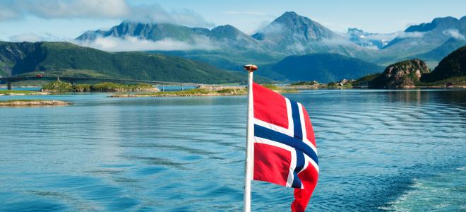 Norsk flagga i sjönaturmiljö. Foto: Colourbox