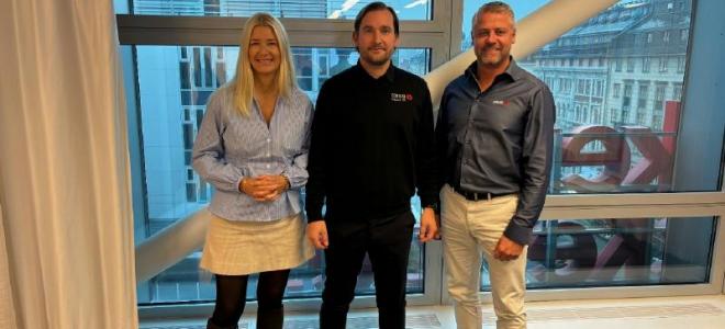 Mählqvist Rörs Martin Nilsson (mitten) flankerade av Comfortgruppens finanschef Petra Freimark Thell och tillfördnade koncernchef Richard Pihl. Foto: Comfort Mählqvist Rörs Martin Nilsson (mitten) flankerad av Comfortgruppens finanschef Petra Freimark Thell och tillfördnade koncernchef Richard Pihl. Foto: Comfort