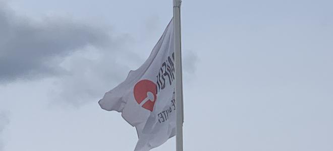 Flagga med Comforts logotyp utanför Åseda Värme & Sanitet. Foto: Rolf Gabrielson