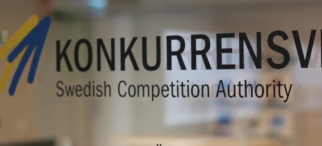 Konkurrensverkets entré med logotype. Foto: Konkurrensverket