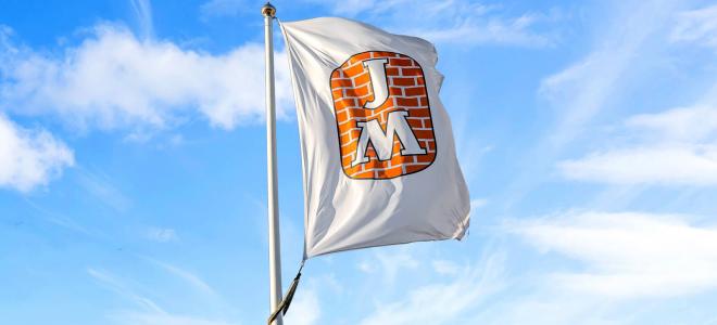 Flagga med JM:s logotyp. Foto: Sara Brehmer