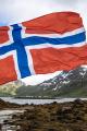 Norsk flagga i naturmiljö. Foto: Colourbox