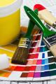 Färg, penslar och färgskalor. Foto: Colourbox