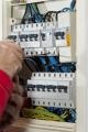Genrebild elektriker i skåparbete. Foto: Colourbox