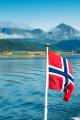Norsk flagga i sjönaturmiljö. Foto: Colourbox