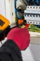 Elektriker utför mätningsarbete. Foto: Colourbox