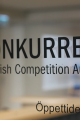 Konkurrensverkets entré med logotype. Foto: Konkurrensverket