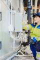 Servicetekniker från Caverion utför underhållsarbete. Foto: Caverion
