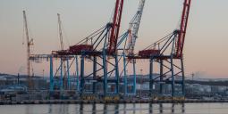 Lyftkranar i Göteborgs hamn. Foto: Colourbox