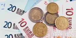 Eurosedlar och -mynt. Foto: Colourbox