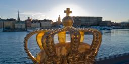 Gyllene krona på bron över till Skeppsholmen i Stockholm. Foto: Colourbox