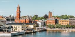 Helsingborgs hamn med stadshuset och tornet Kärnan i bakgrunden. Foto: Colourbox