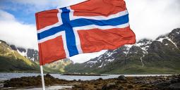Norsk flagga i naturmiljö. Foto: Colourbox