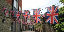 Brittiska flaggor i byn Shaftesbury i England. Foto: Colourbox