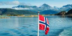 Norsk flagga i sjönaturmiljö. Foto: Colourbox Norsk flagga i sjönaturmiljö. Foto: Colourbox