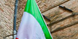 Italiens flagga på innergård. Foto: Colourbox