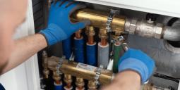 Vs-montör i arbete. Foto: Colourbox